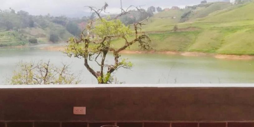 Hotel Cozy lakefront House for 6 (Guatape dam)