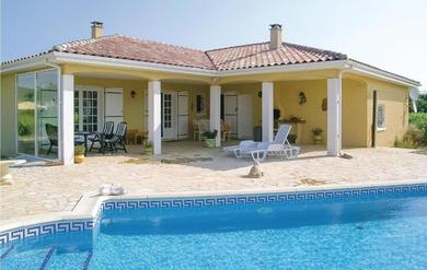 Holiday home Awesome home in Argeliers with 3 Bedrooms, WiFi and Outdoor swimming pool