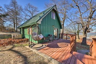 Holiday home Lakefront Grove Cabin with Shared Boat Dock and Pool