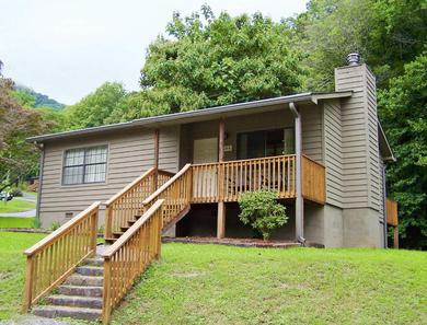 Accommodation by the Lake at Fontana Dam - Two Bedroom Cabin #1