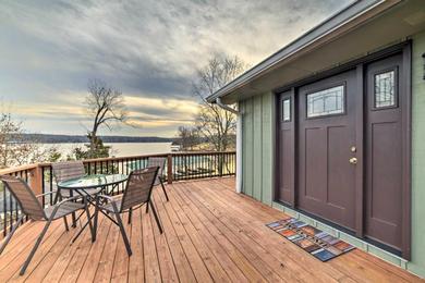 Дом отдыха Waterfront Eddyville Home with Dock and Kayaks!