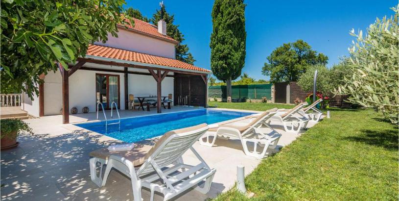Holiday home Amazing home in Smokovic w/ Outdoor swimming pool, WiFi and 4 Bedrooms
