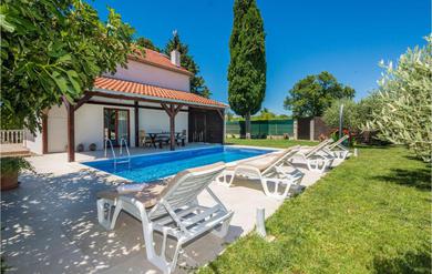 Amazing home in Smokovic w/ Outdoor swimming pool, WiFi and 4 Bedrooms