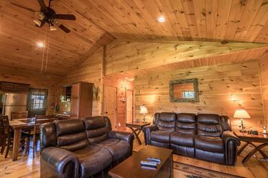 Дом отдыха A Happy Roost Rustic cabin near Boone with hot tub gas fireplace
