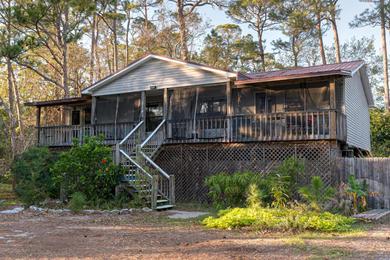Апартаменты Beach BOHO - PET FRIENDLY! Prime location close to the bird sanctuary, bike path, Billy Goat Hole Boat launch as well as the Mobile Bay ferry! apts