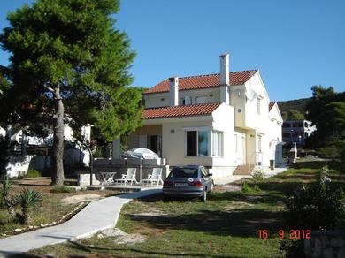 Apartments Apartments by the sea Brgulje, Molat - 13318