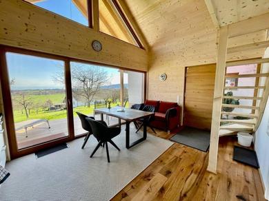 Zweistöckiges Natur-Holzhaus mit Berg- & Seesicht