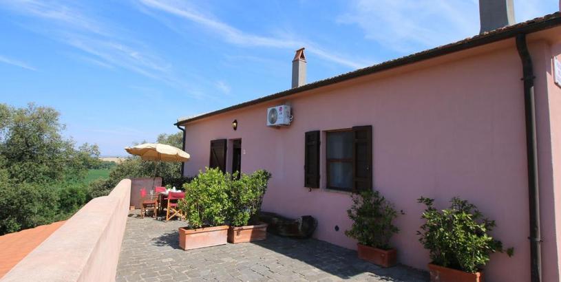 Дом отдыха Plush Farmhouse in Montalto di Castro with Terrace