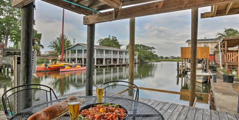 Дом отдыха Waterfront Slidell Home on Bayou with Dock and Tie Up!