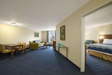 Отель Days Inn & Suites by Wyndham Altoona
