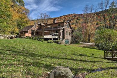  Picture-Perfect Vermont Mtn Cabin with Hot Tub!