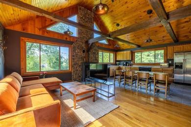 Modern Cabin/4-bedroom with Hot Tub in Germantown