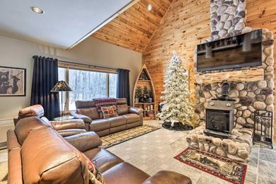 Holiday home Phelps Cabin on 26 Acres with Fire Pit!
