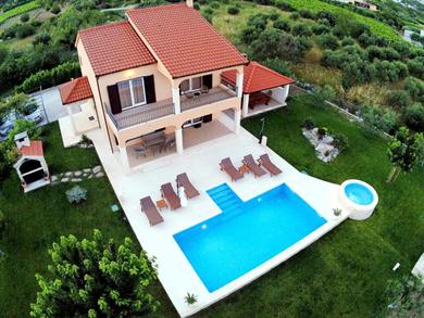 Villa Luxury secluded villa w pool jacuzzi and garden