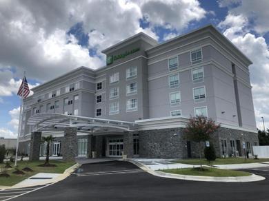 Отель Holiday Inn & Suites - Fayetteville W-Fort Bragg Area, an IHG Hotel