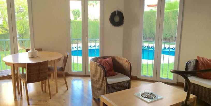 Apartments Light apartment with communal pool and walking distance to the beach