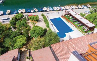 Holiday home Awesome Home In Skradin With 4 Bedrooms, Jacuzzi And Sauna