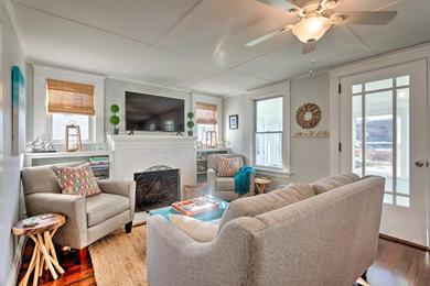 Holiday home Cozy Coastal Cottage about 5 Mi to Narragansett Beach!