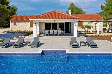 Villa Luxury Villa Nature with heated private pool, sauna & fire pit