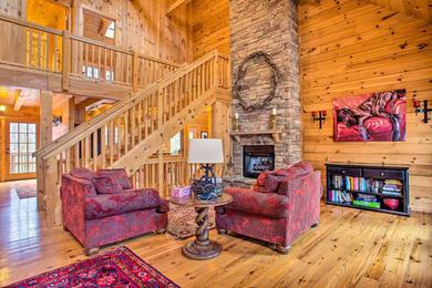  Luxury Cabin with Deck Less Than 5 Miles to Sapphire Valley!