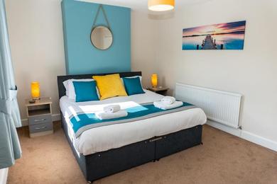 Spacious 2 Bedroom House, Sleeps 6, Free Wifi, Parking and Garden in Cheltenham