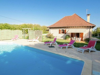 Villa Lovely House in Condat sur V z re with Private Swimming Pool