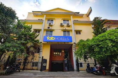 Hotel FabExpress Champions Paradise