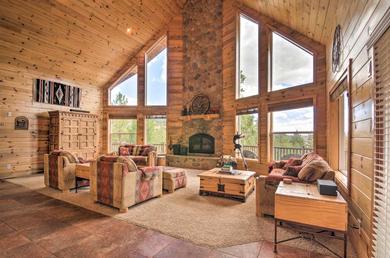 Дом отдыха Gorgeous Alton Cabin with Deck and Mountain Views