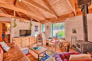 Дом отдыха Eclectic Adobe Crestone Cottage with Patio and Yard!