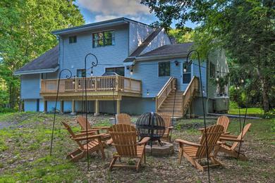 Дом отдыха Poconos Home with Hot Tub, Fire Pit and Lake Access!