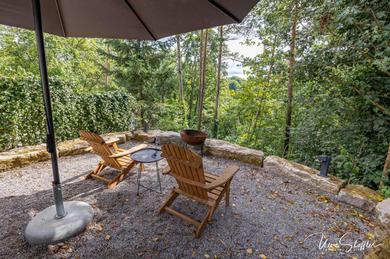 Freistehendes Ferienhaus Schrat mit Kamin in idyllischer Lage am Waldrand unterhalb eines Wellness-Hotels