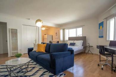 Apartments Large, modern Studio with workspace fast WiFi