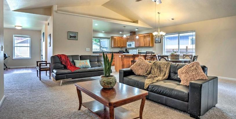 Holiday home Grants Pass Home 1 Mi to Downtown and Rogue River!