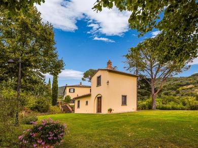 Villa with private pool 3 km from Cortona 3 apartments