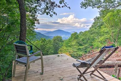 Дом отдыха Private and Peaceful Spruce Pine Cabin on 8 Acres!