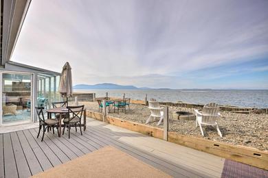 Holiday home Oceanfront Ferndale Oasis with Fire Pit, Grill!