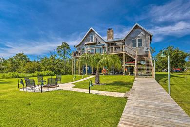 Spacious and Secluded Stilt Home on Fontaine Reserve