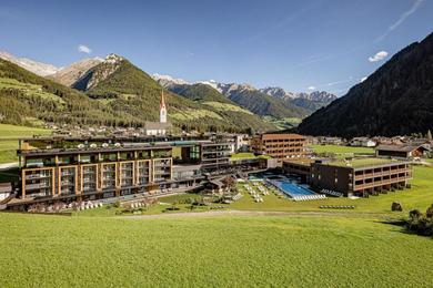 Отель Alpine Luxury SPA Resort Schwarzenstein