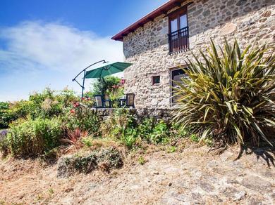 Holiday home Beautiful quiet country house with garden in the middle of the Ribeira Sacra