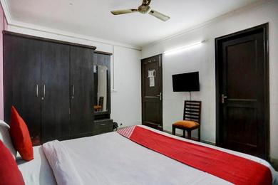 Hotel OYO Sahil Residency Near Tdi Mall