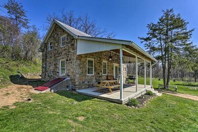 Holiday home Idyllic Hellertown Cottage with Patio and Fire Pit!