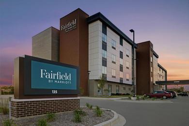 Отель Fairfield Inn & Suites by Marriott Milwaukee Brookfield