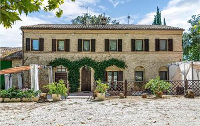 Amazing home in Macerata with Jacuzzi, WiFi and 5 Bedrooms