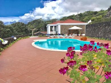 Casa do Ananas, cliff-top/ocean-front villa, Pico