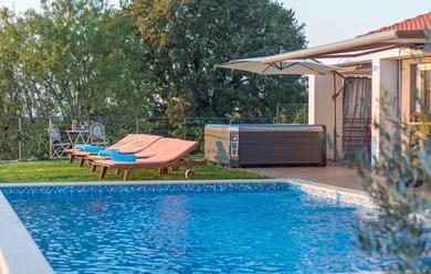Villa Modern Villa di Rovigno with Pool, Hot Tub and Sea View