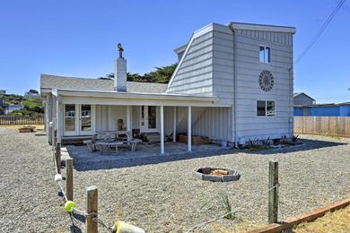 Дом отдыха Bandon Home with Patio, Steps to South Jetty Park
