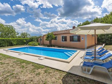 Holiday home Fragola with Outdoor Swimmingpool in Tinjan