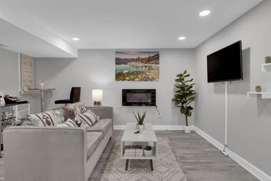 Apartments Beautifully Renovated! Cozy Modern Suite w/Free Parking
