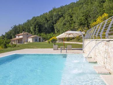 Villa Chic Villa in Acqualagna with bubble bath in the pool and Private Garden