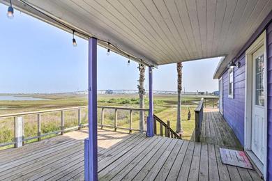 Bright and Breezy Home 4 Blocks from the Beach!